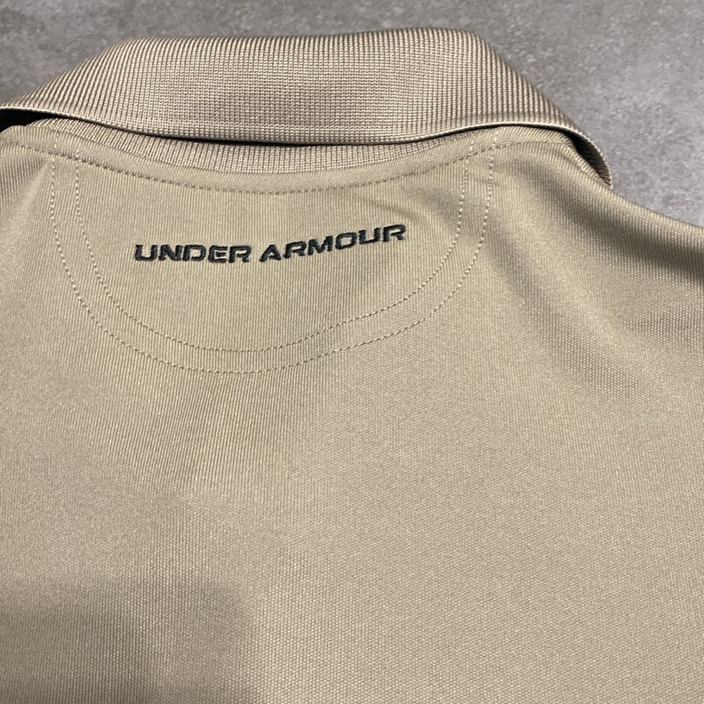 Under Armour loose fit HeatGear polo. Size Medium - Picture 6 of 6